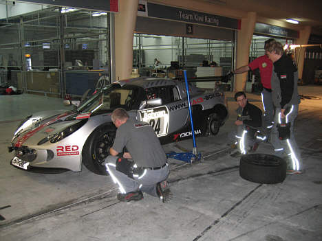 RED Motorsports Lotus Exige 240 under et af nattens pitstop.